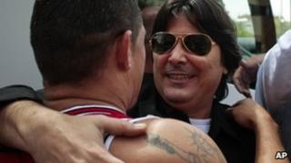 Cuban exile Manuel Ubals Gonzalez (r) greets poet Regis Iglesias (l) on his arrival in Madrid (17 August 2010)