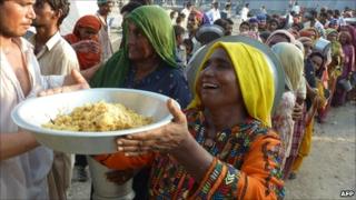 A woman receives food at a relief camp in Sukkur, Sindh Province (17 August 2010)
