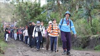 Fabian Zurita leading a group of youngsters down Imbabura mountain