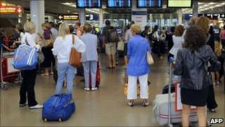 Airport passengers - file image July 2010, Paris