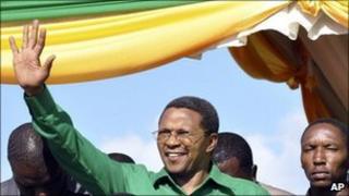 Presidential candidate for the Tanzanian ruling party CCM, incumbent President, Jakaya Kikwete, waves, as he is surrounded by his bodyguards at Jangwani Grounds in Dar es Salaam Tanzania where he addressed a campaign rally, Saturday 21 August 2010