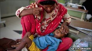 Woman with an ill child in a hospital in Muzaffargarh in Punjab, Pakistan (23 August 2010)
