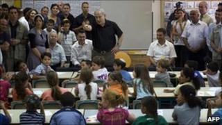 Benjamin Netanyahu talks to Israeli school children (file)