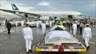 Coffins of those killed in Manila are brought to a Hong Kong-bound plane on 25 August 2010