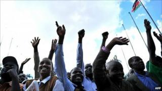 Кенийцы приветствуют после объявления предварительных результатов конституционного референдума в Кении в Найроби