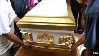 Funeral parlour workers lower the coffin of one of Hong Kong's victims in Manila. Photo: 25 August 2010