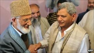 Syed Ali Shah Geelani (L) meets Indian MPs in Srinagar on 20 September 2010