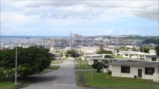 База США в Гиноване на переднем плане, с жителями Окинавы на заднем плане
