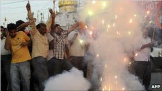 Индуистские националистические группы празднуют в Амритсаре после айодхийского приговора - 30 сентября 2010 года