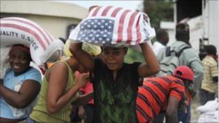 People collect US rice aid in Port-au-Prince, Haiti (6 Mar 2010)