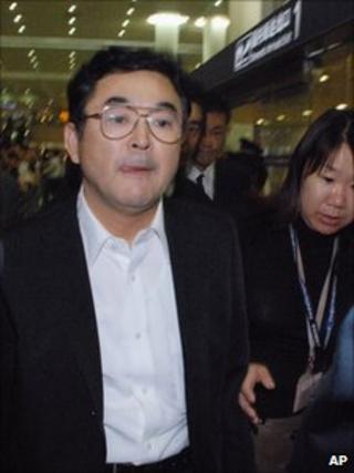 Sadamu Takahashi arrives at Shanghai's airport (9 October 2010)