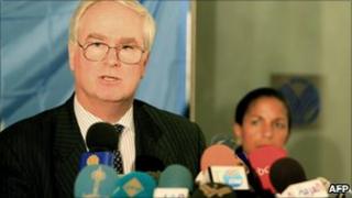 Mark Lyall Grant speaks in Khartoum, with Susan Rice in the background (9 October 2010)