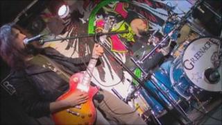 Ron "Bumblefoot" Thal and Frank Ferrer playing