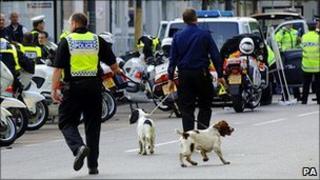 Metropolitan Police with sniffer dogs