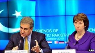 Pakistani Foreign Minister Shah Mahmood Qureshi and EU foreign affairs chief Catherine Ashton in Brussels (15 Oct 2010)