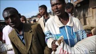 Ethiopians receiving food aid