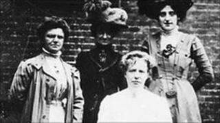 Mary Macarthur sits with other chainmakers (pic: TUC library)