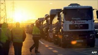 Oil tankers are prevented from entering the south of France's biggest oil depot (25 Oct 2010)