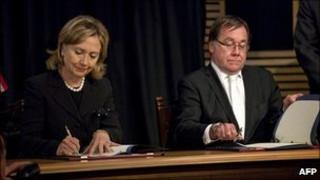 US Secretary of State Hillary Clinton (L) signs a new strategic partnership along with New Zealand Foreign Minister Murray McCully