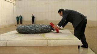 Governor Mangal lays at wreath at the Armed Forces Memorial