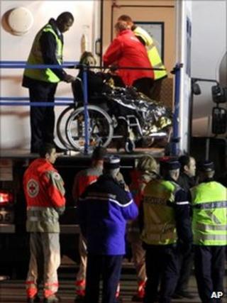 Wounded Iraqi Christians arriving in Paris (8 Nov 2010)