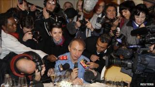 Michel Houellebecq (centre) with the media in Paris (8 Nov 2010)