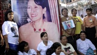 Supporters gather outside the headquarters of Ms Suu Kyi's NLD party in Rangoon (13 November 2010)
