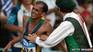 Vanderlei de Lima is pushed by former Irish priest Niall Horan 29 Aug 2004)