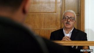 Former Iraqi deputy PM Tariq Aziz appears before a tribunal in Baghdad (26 October 2010)