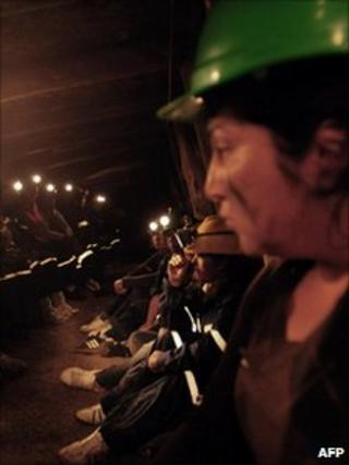 Chilean women occupying the Chilfon del Diablo mine