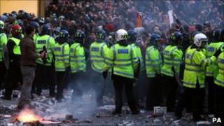 Teenagers held over student riot - BBC News