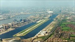 Aerial approach of London City Airport