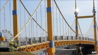 Suspension bridge near Phnom Penh, where the stampede began (24 November 2010)