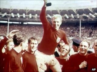 Bobby Moore and the England team with the 1966 World Cup trophy