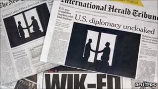 Газеты озаглавлены с откровениями Wikileaks