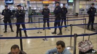 Spanish national police guard the security control entrance at Barajas Airport, Madrid (4 Dec 2010)