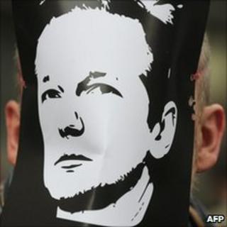 Демонстрант носит маску с изображением лица основателя Wikileaks, Джулиана Ассанжа, во время протеста по поводу его ареста у магистратского суда города Вестминстер, Лондон, 7 декабря 2010 года