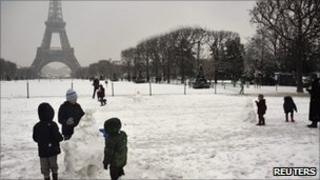 Children play in snow near Eiffel Tower (8 Dec 2010)