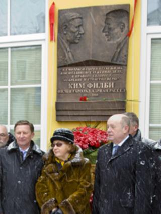 Deputy Prime Minister Sergei Ivanov (L), intelligence agency head Mikhail Fradkov (R) and Philby's widow, Rufina Pukhova