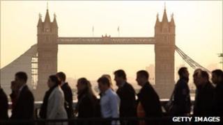 Городские рабочие пересекают Лондонский мост и Тауэрский мост на заднем плане