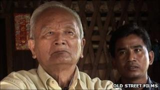 Nuon Chea (l) and Cambodian journalist Thet Sambath (r)