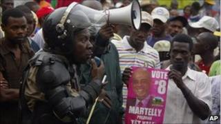 Policeman calls on demonstrators to keep calm