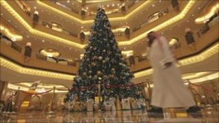 UAE hotel boasts 'most expensive Christmas tree' - BBC News