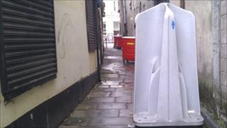 Open-air male urinal in Newport
