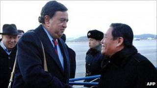 Bill Richardson shakes hands with a North Korean official in Pyongyang (16 December 2010)