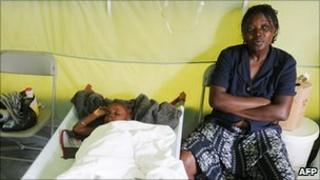A woman with her child at a cholera treatment centre (14 Dec 2010)