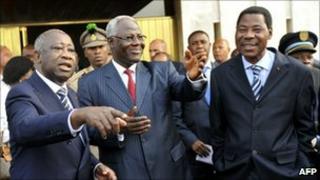 Laurent Gbagbo (L) with Presidents Boni Yayi of Benin (R) and Ernest Koroma of Sierra Leone (C)