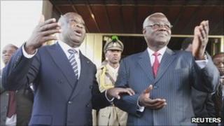 Ivorian incumbent President Laurent Gbagbo and Sierra Leone President Ernest Bai Koroma in Abidjan (28 Dec 2010)