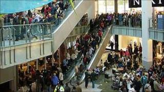 Drake Circus shoppers - generic