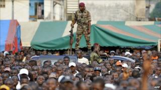 Ivorian soldier stands guard at Young Patriots rally, Abidjan (29 December 2010)